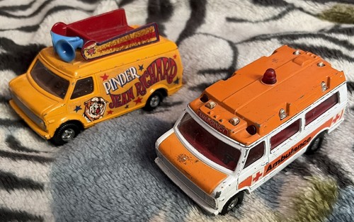 Corgi chevrolet vans - 2x,