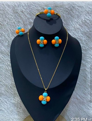Gold tone jewellery set - tone,