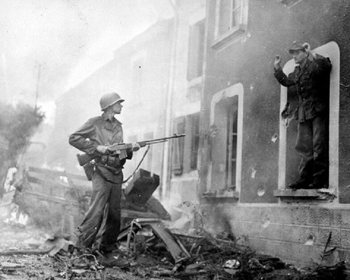 Soldier takes german - us,