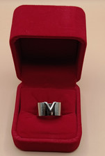 Louis Vuitton Essential V Ring
