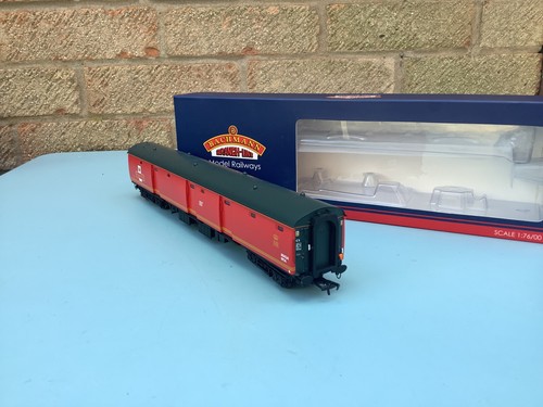 Bachmann royal mail - mail, coach