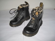 DR MARTENS BLACK SIDE ZIP /