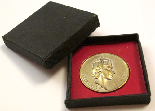 Gold toned medal - gold, to