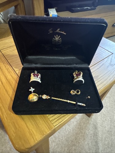 Coronation crowns regalia - &,