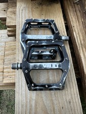 DMR DMR-VAULT Platform Pedal - Gloss Black - Upgraded Pins Blue