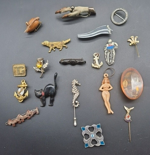 Celluloid plastic vtg brooches - vtg,
