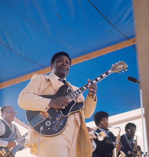 Singer king plays gibson - bb,