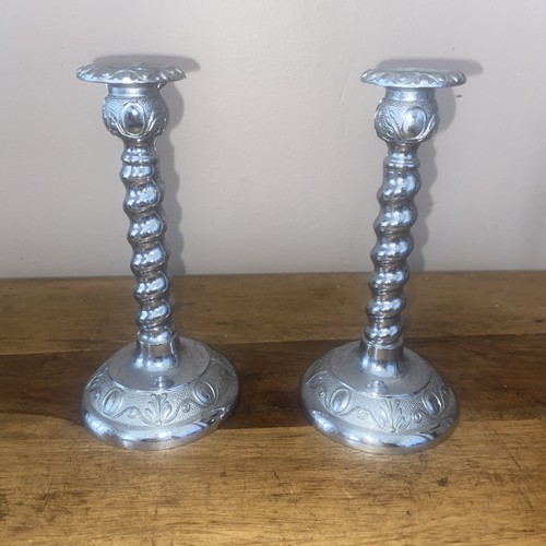 Pair small white - of,