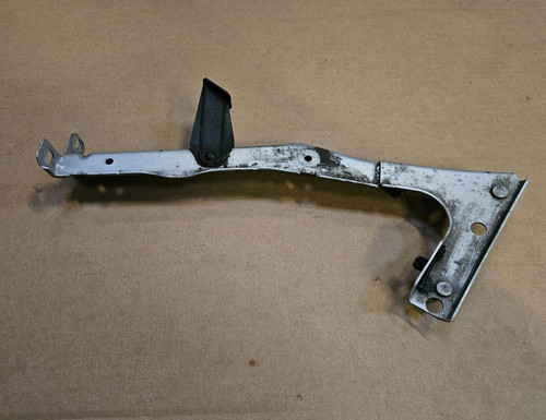 Audi front wing bracket - wing,