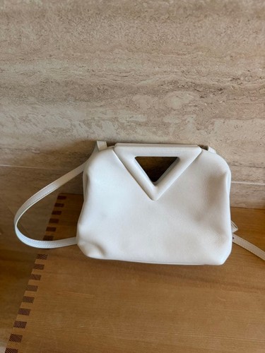 Bottega veneta triangle point - bottega,
