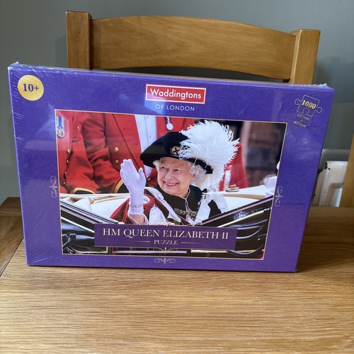 Queen elizabeth by - hm,