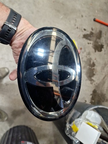Toyota hilux grill badge used - hilux,