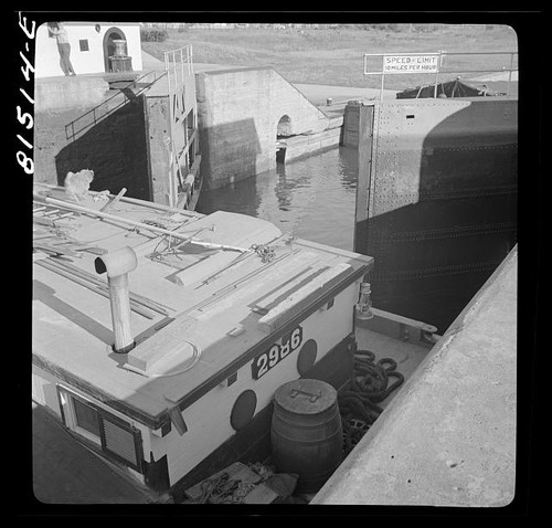 Photo canal lock boat 1930s - boat,