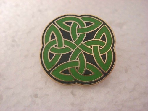 Celtic knot pin badge - knot, green