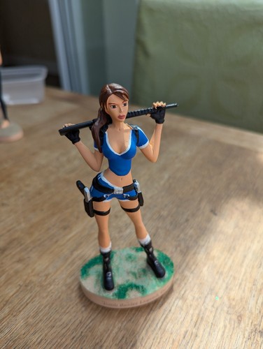 Lara croft figurine 15cm - lara,