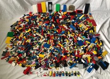 3 KG LOOSE LEGO BULK LOT + 10 MINIFIGURES. 3kg. BRICKS BOARDS CITY, 2 BK11