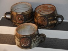 3 x BRIGLIN POTTERY SPIRAL? PATTERN CUPS 11.5cm WIDE WITH HANDLES 9cm DEPTH VGC