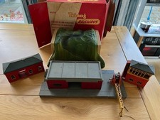 JOB LOT OF TRI-ANG HORNBY OO GAUGE STATION BUILDINGS AND TUNNEL