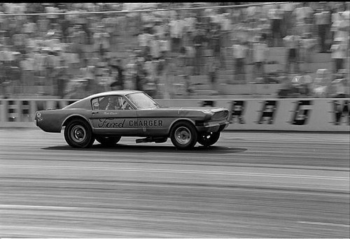 Motor racing ford - mustang, drag