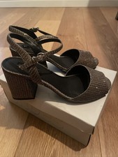 Topshop Size 5 Gold Sandals 