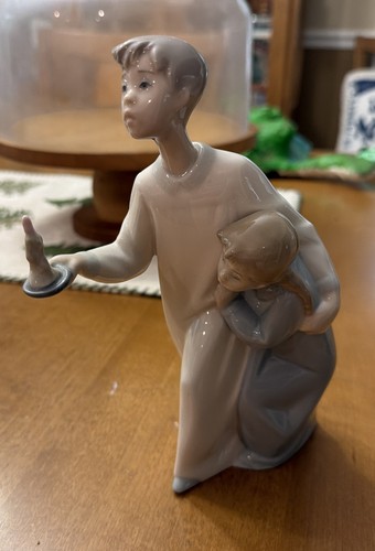 Lladro 4874 boy protecting - #4874,