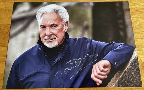Tom jones signed surrounded - jones,
