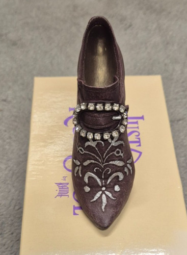 Just the right - just, shoe