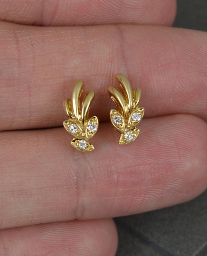 Stylish 14ct gold and diamond - and,