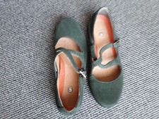 Clarks strappy green Mary Jane shoes Size 5 ( used but in good condition)