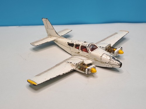 Dinky toys beechcraft c55 - dinky,