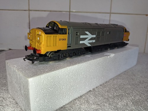 Hornby r348 class 063 in - 37,