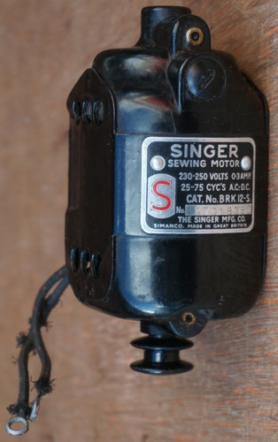 Singer sewing machine - machine, motor