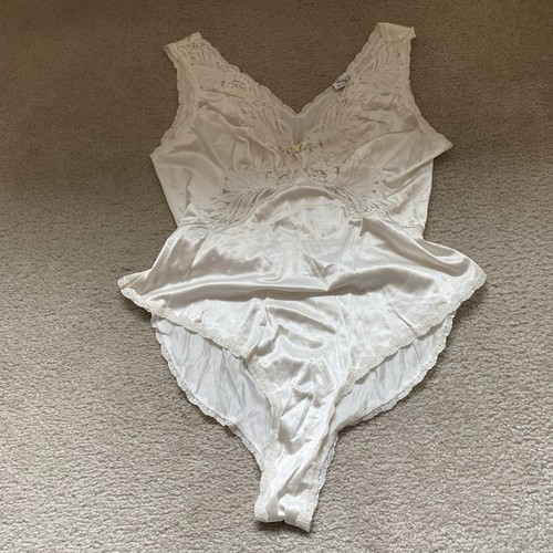 Vtg vanity fair ivory lace - vanity,