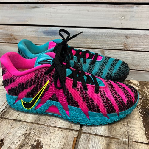 Nike you mismatched - by,