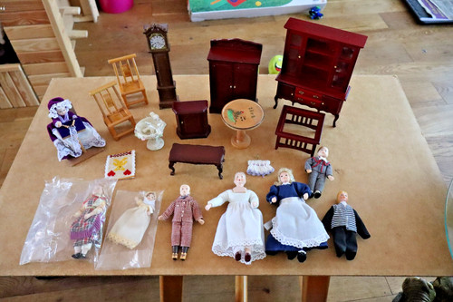 Bundle scale dolls - of,