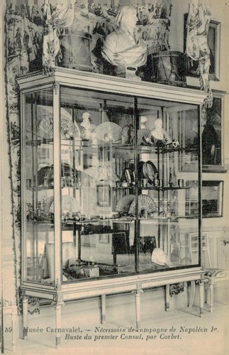 Museum display case with - display,