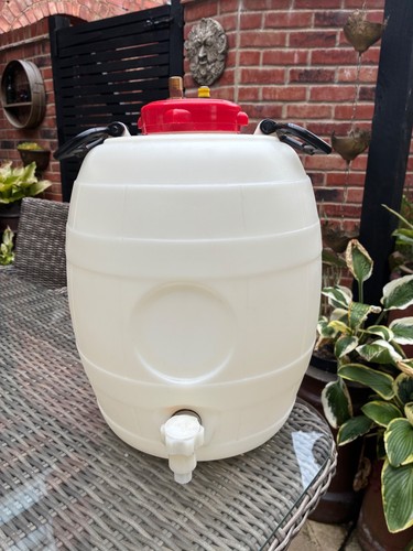 Beer pressure barrel with drum - with,