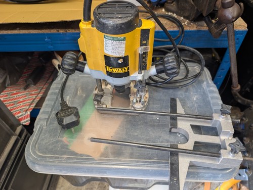 Dewalt dw613 220 240v - 220-240v, 1/4"