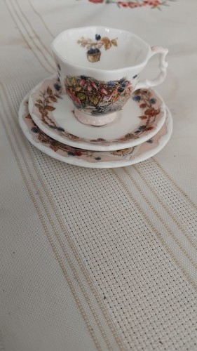 Vintage royal doulton brambly - doulton,
