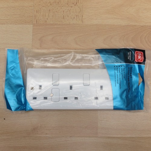 Logic plus triple 13a 240v - plus,