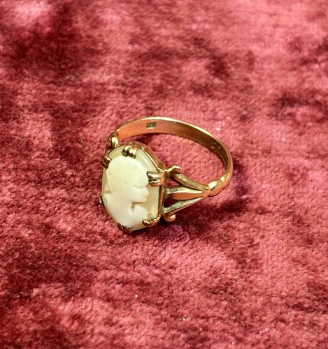 Lovely 9ct hallmarked gold - lovely,