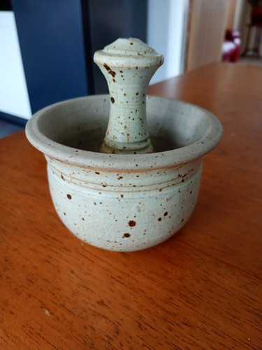 Pestle mortar marked r - &,
