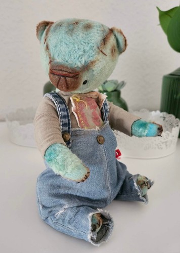 Beautiful artist bear - ,