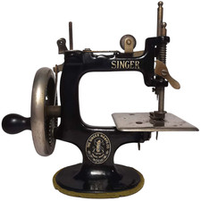 EARLY 20TH C SINGER 20 MINI BLACK ENAMEL PAINTED CAST IRON MANUAL SEWING MACHINE