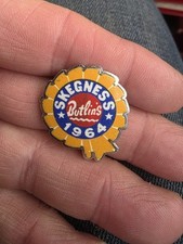 VINTAGE BUTLINS HOLIDAY CAMP RESORT 1964 SKEGNESS FATTORINI ENAMEL PIN BADGE