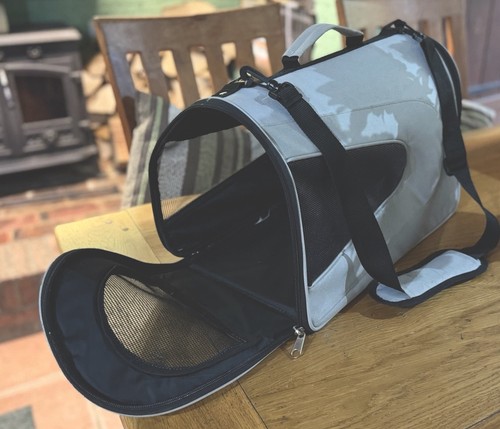 Pet carrier suitable for small - pet,