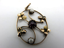 1 ANTIQUE 9CT GOLD PENDENT,  ROUND IN SHAPE, WITH GARNET AND PEARL ITEMS SET.