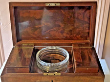 Beautiful mahogany Georgian tea caddy - complete
