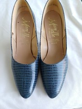 Ladies Size 5 1/2  Blue