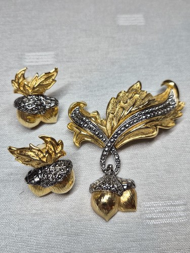 Avon gold tone acorn - acorn, brooch